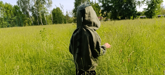 „Panie burmistrzu, gdzie mają się bawić moje dzieci?” – mieszkańcy Zatorza alarmują o stanie zaniedbanego placu zabaw i boiska (VIDEO, ZDJĘCIA)