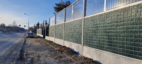 O ekranach dźwiękoszczelnych przy drodze krajowej 84 w Zahutyniu