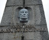 BIESZCZADY: Pomnik gen. Świerczewskiego w likwidacji (FILM)