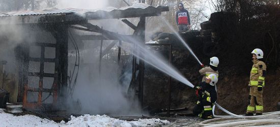 Pożar drewnianego garażu. Spłonęły dwa samochody (VIDEO, ZDJĘCIA)