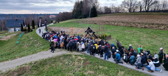 Modlitwy o trzeźwość podczas drogi krzyżowej w Zagórzu (ZDJĘCIA)