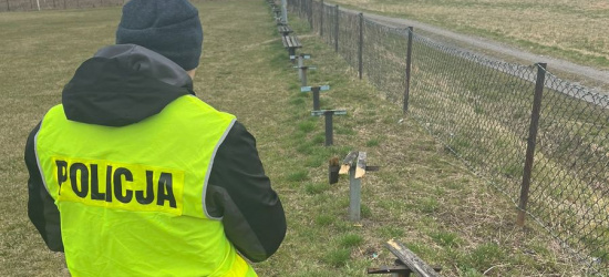 PODKARPACIE: Zdewastowany stadion. Rozpalili ognisko z drewnianych ławek (FOTO)
