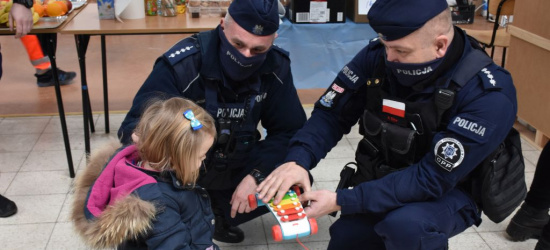 Pomagają w organizacji transportu, przeniesieniu bagażu czy innych sytuacjach