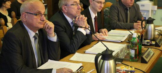 O remontach dróg na Dąbrówce, sprawozdaniach finansowych oraz o sprzedaży nieruchomości na najbliższej sesji Rady Miasta