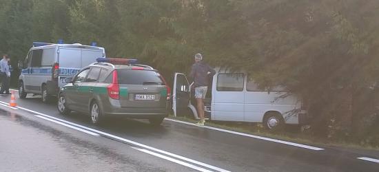 Bus wypadł z drogi. 9 osób, w tym dwoje dzieci w środku (ZDJĘCIA)