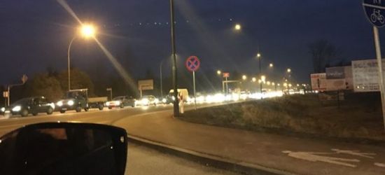 AKTUALIZACJA: Gigantyczne korki przy wylocie z miasta! (FOTO)