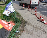 SANOK: Wypadek na ul. Lipińskiego. BMW wjechało w bramę. Uczestnicy trzeźwieją w areszcie (ZDJĘCIA)