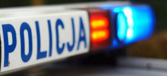 Dachowanie toyoty. Kierowca i pasażer uciekli z miejsca zdarzenia