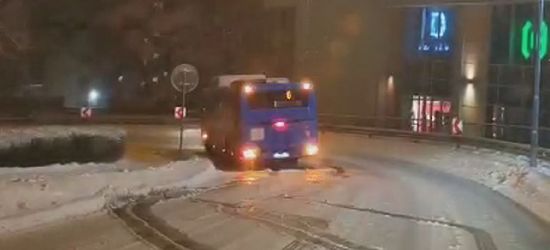 MIASTO SANOK. Ślizgawica na Okopisku. Tak kierowca MKSu walczył z lodem (VIDEO)