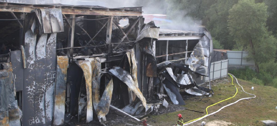 Strażacy całą noc pracowali na pogorzelisku (FOTO)