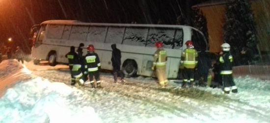 Autobus „ześlizgnął się” do rowu (ZDJĘCIA)