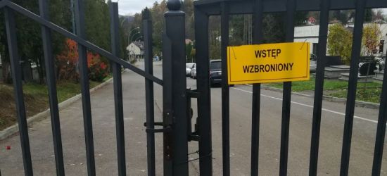 SANOK: Bramy cmentarza ponownie zamknięte. Wejścia pilnuje dozorca (ZDJĘCIA)