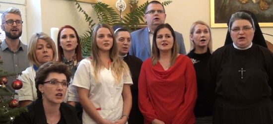 KOLĘDOWANIE Z esanok.life: Pracownicy Caritas „zaśpiewali sercem” (VIDEO)