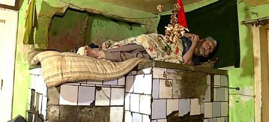 Makabryczne warunki rodziny żyjącej z 6 dzieci i niepełnosprawnym 93 letnim dziadkiem (VIDEO)