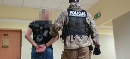 PODKARPACIE. 21-latek strzelał z broni w mieszkaniu! Ranił przechodnia (VIDEO)