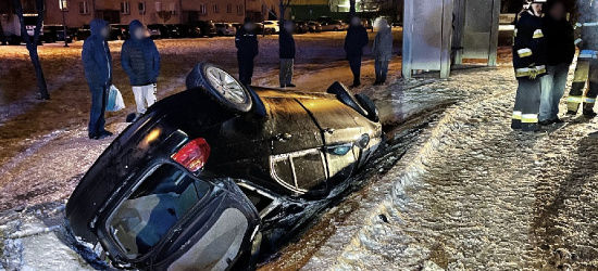 PODKARPACIE. Dachowanie osobówki tuż obok przystanku. Jedna osoba ranna (ZDJĘCIA)