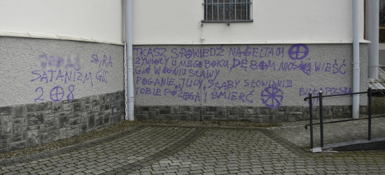 Zniszczona elewacja kościoła na Podkarpaciu. Wulgaryzmy i symbole (FOTO)