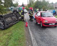 Dachowanie w rowie. 24-latek z obrażeniami trafił do brzozowskiego szpitala (ZDJĘCIA)