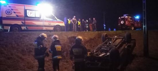 BIESZCZADY: Dachowanie osobówki w rowie. Ucierpiała jedna osoba (FOTO)