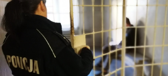 PODKARPACIE: 16-latek leżał obok szkoły. „Relaksował się” narkotykami
