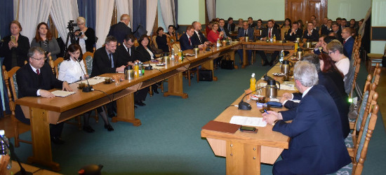 SANOK/SESJA: Wybory wiceprzewodniczących, sprawy budżetowe, ustalenie wynagrodzenia burmistrza