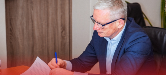 Poprawa dostępności budynków w powiecie sanockim. Podpisano umowę na realizację inwestycji