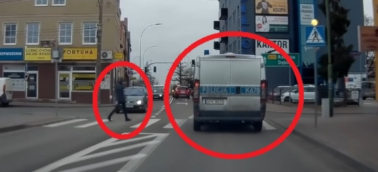 Mandat dla policjanta? „Sprawa jest wyjaśniana”. ZOBACZ VIDEO