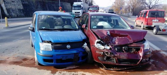 UWAGA! Kolizja na skrzyżowaniu Królowej Bony z Podgórzem. Dwie osoby poszkodowane (FOTO)