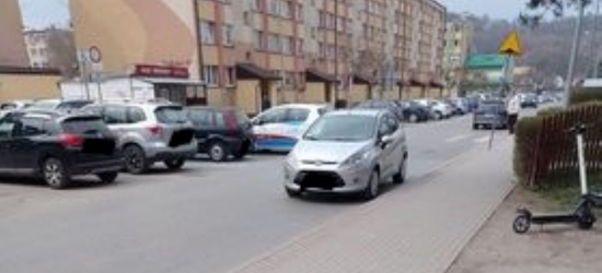 PARKOWANIE PO SANOCKU. Samochód utrudniał przejazd autobusu! (FOTO)