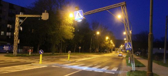 SANOK. Zderzenie osobówek. Uszkodzony słup z sygnalizacją (VIDEO, ZDJĘCIA)