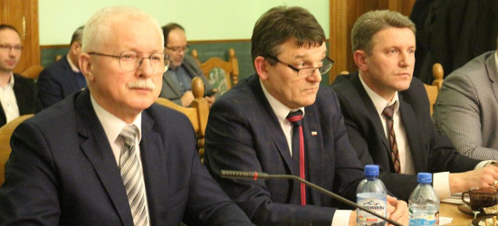 POWIAT SESJA: Sprawy drogowe, dyżury aptek, statut szpitala