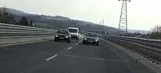 Niebezpieczne wyprzedzanie. Wyhamował w ostatniej chwili! (VIDEO)