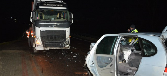 Osobówka zderzyła się z ciężarowym volvo (FOTO)