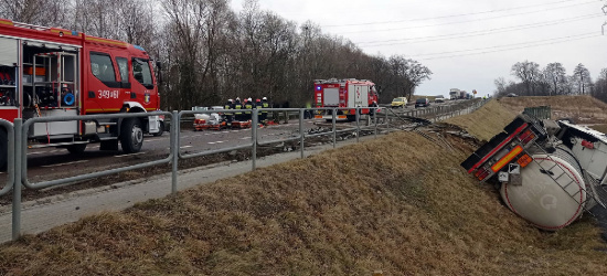 WYPADEK: Kierująca zakleszczona w pojeździe. Osobówka zderzyła się z cysterną!