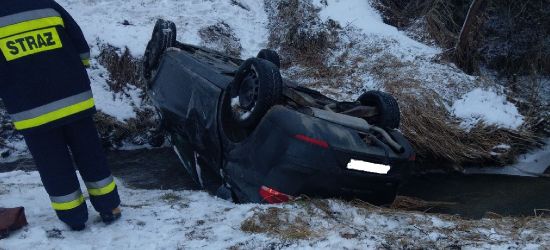 Wpadła w poślizg i wjechała do głębokiego rowu (ZDJĘCIA)