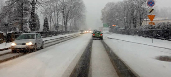 Zasypany chodnik, oblodzona ulica. Komu zgłaszać problem?