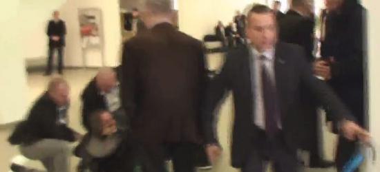 KOMOROWSKI NA PODKARPACIU: Brutalna akcja ochrony Komorowskiego powalili mężczyznę i zatkali mu usta ( FILM, ZDJĘCIA)
