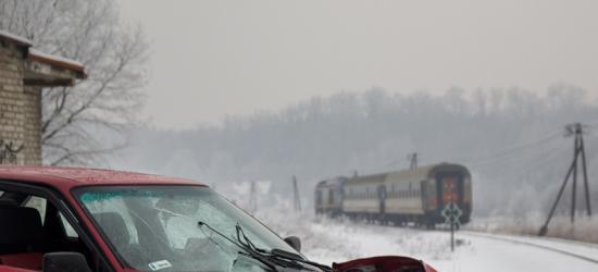 Policjanci kontrolują autobusy wycieczkowe