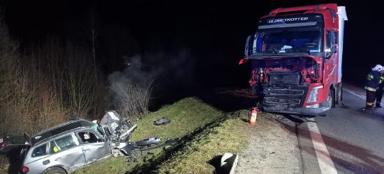 POWIAT BRZOZOWSKI: Czołowe zderzenie bmw z tirem (FOTO)