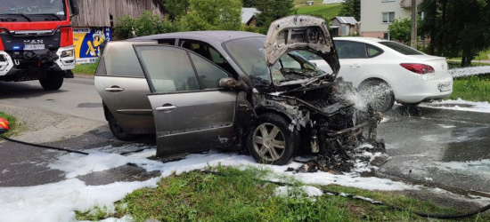 Pożar samochodu w Sanoczku. Jedna osoba z poparzeniami (ZDJĘCIA)