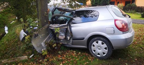 Groźny wypadek w Białce. Samochód „wbił się” w drzewo (FOTO)