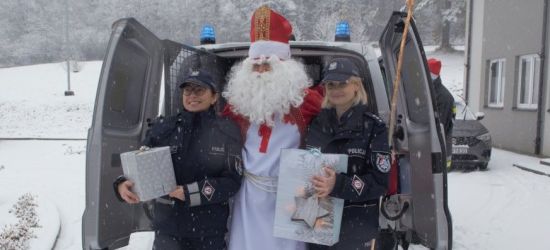 SANOK: Policjanci włączyli się w mikołajkową akcję (FOTO)