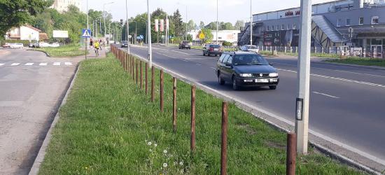 INTERWENCJA: Zdemontowano ogrodzenie przy krajówce. „Czy nie będzie pokusy, aby przebiec przez czteropasmówkę?”