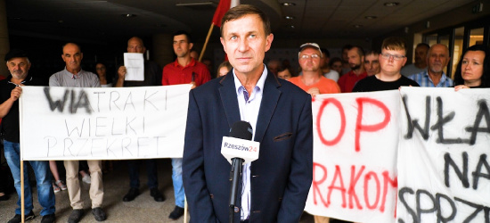 Mieszkańcy nie chcą wiatraków! Manifestacja przed urzędem (VIDEO, ZDJĘCIA)