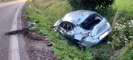 BIESZCZADY. Seat wypadł z drogi i dachował. Jedna osoba ranna (ZDJĘCIA)