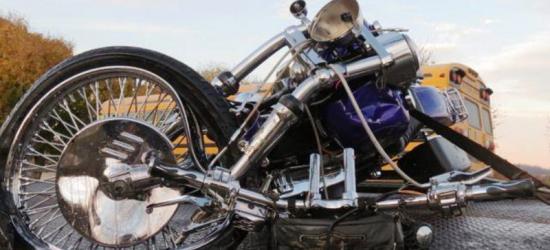 Uraz kręgosłupa oraz połamane żebra, to wynik zderzenia motocyklisty z osobówką
