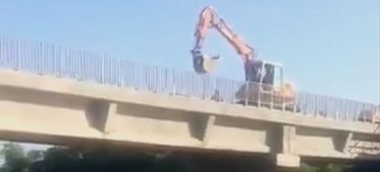 SANOK. Koparka wrzucająca kruszywo do Sanu. Zaniepokojenie wędkarzy (VIDEO)