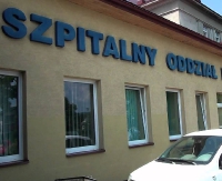 PACJENTKA: Obchodzą się z ludźmi jak z bydłem. ORDYNATOR SOR: Te zarzuty są oburzające!