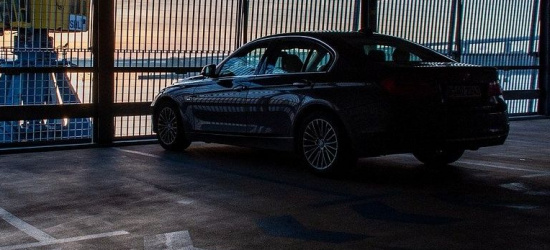 REGION: Próbując wyjechać z parkingu, zasnął za kierownicą
