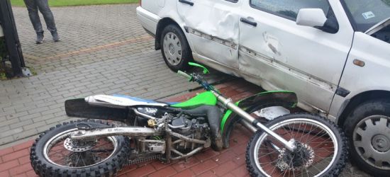 PODKARPACIE. Motocyklista jechał po chodniku. Zderzył się z osobówką (ZDJĘCIA)